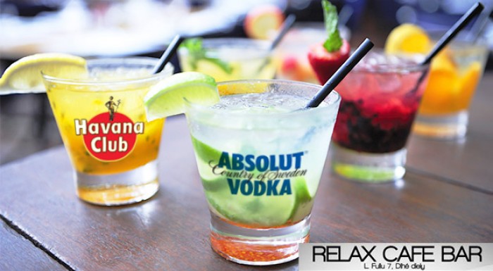 Miešané alkoholické drinky v Relax Café Bare