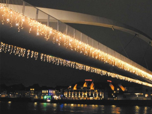 Vianočné ozdobné osvetlenie domu teplé biele