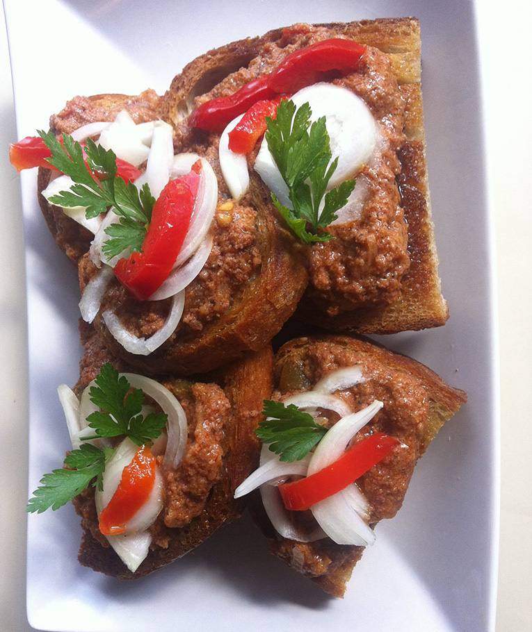 Hrianka s diabolskou pochúťkou a cibuľkou