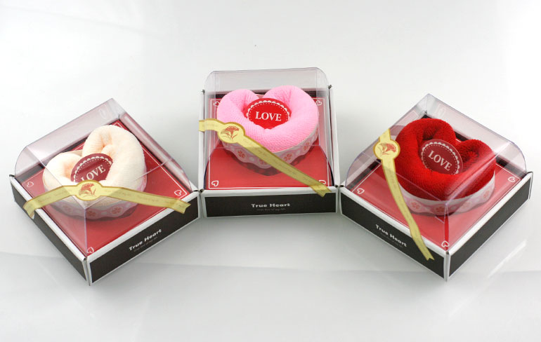 Uteráčik v tvare srdiečka - smotanový, ružový alebo červený