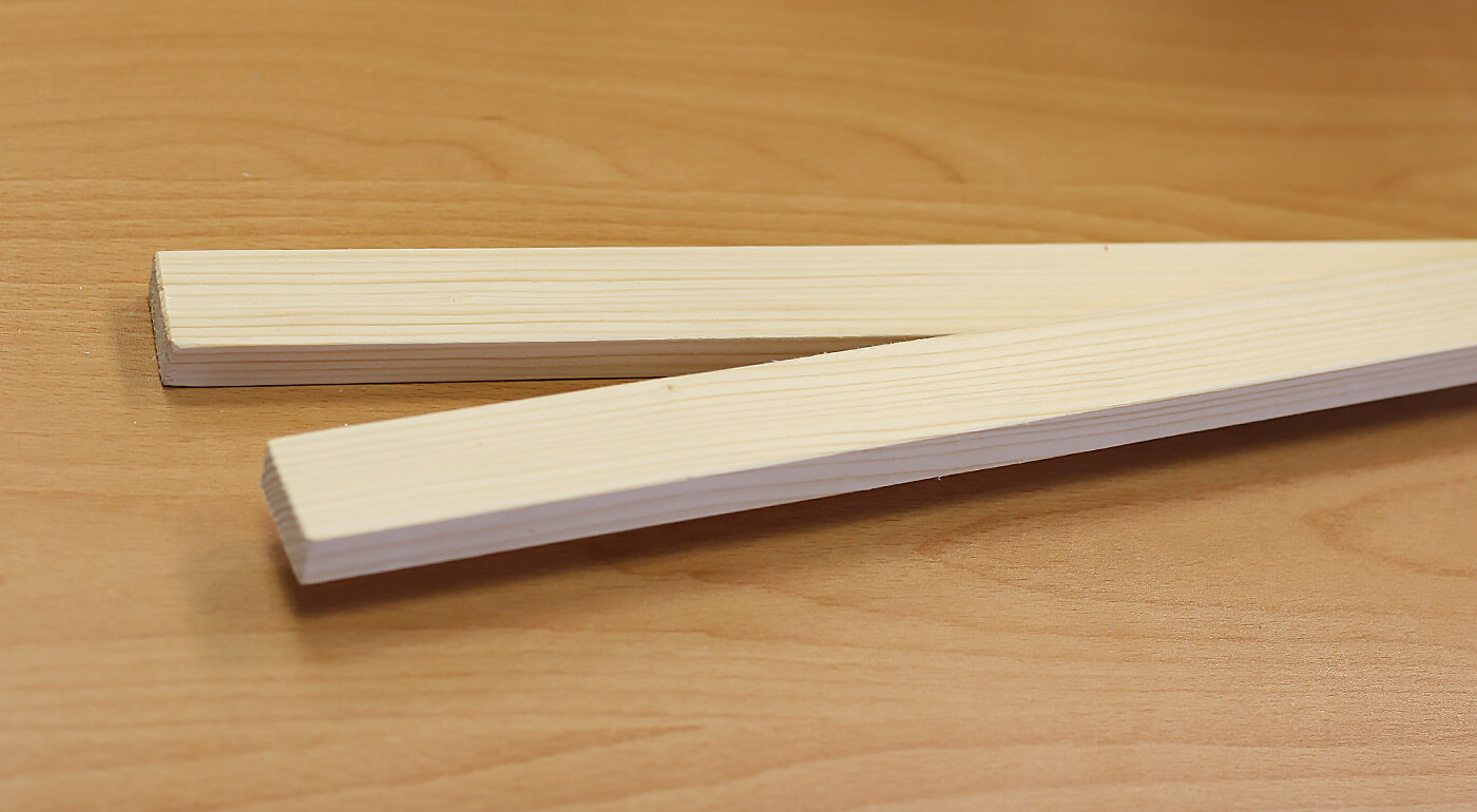 Lišty na zavesenie mapy s háčikom - prírodné drevo bez profilu (dĺžka 85 cm, výška 3 cm a šírka 1,5 cm)