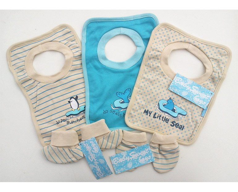 Kojenecký set pre chlapcov BABY KAP : 3 kusy podbradníkov, 1 pár capačiek, 1 pár detských rukavičiek