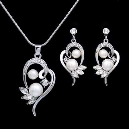 Set šperkov v striebornej farbe s perličkami