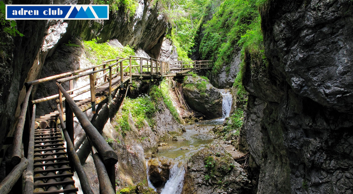 Turistika v Medvedej tiesňave v rakúskych Alpách