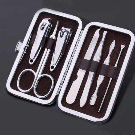 7-dielna manikúra v elegantnom puzdre