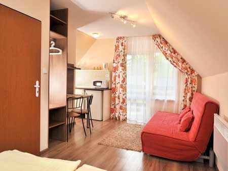 Pobyt pre 2 osoby na 3 dni (2 noci) vo Vilkových štúdiách Tatry Holiday: 1x90 minút sauna, minigolf pre dve osoby, wellness poukážka, fľaša vína