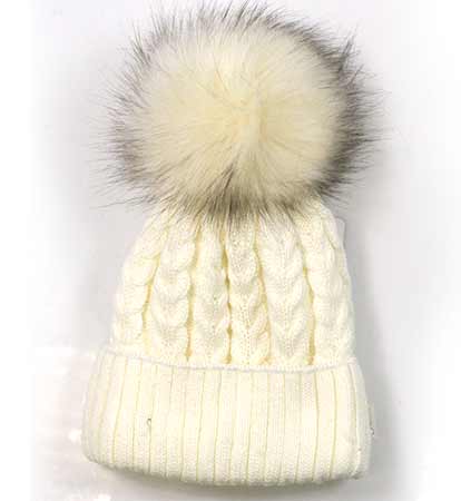 Dámska pletená čiapka so vzorom - smotanová