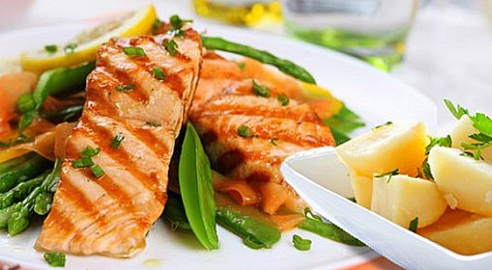 Steak z lososa, varené zemiačiky a letný šalát