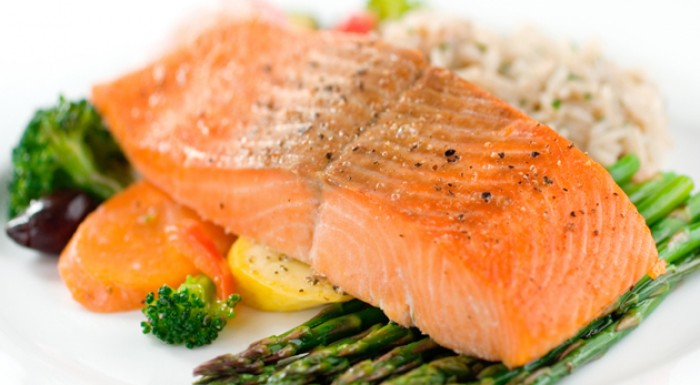 Grilovaný filet z lososa so smotanovou omáčkou a m